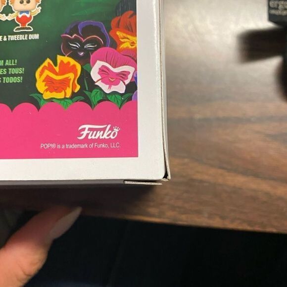 Alice in Wonderland 70th Anniversary Funko Pop! Queen of Hearts (w/ King) #1063 - Picture 6 of 9